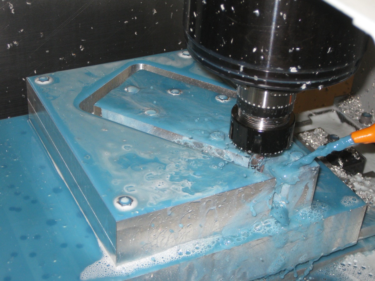 Kingpin machining with blue fluid